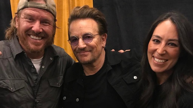 Chip Joanna Gaines sorride a Bono