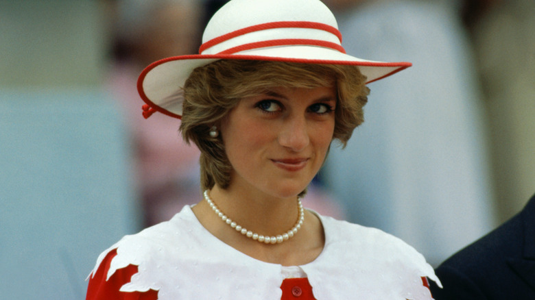 La principessa Diana in bianco e rosso