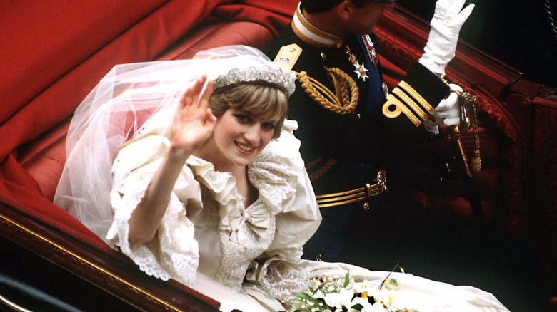 La principessa Diana nel suo abito da sposa