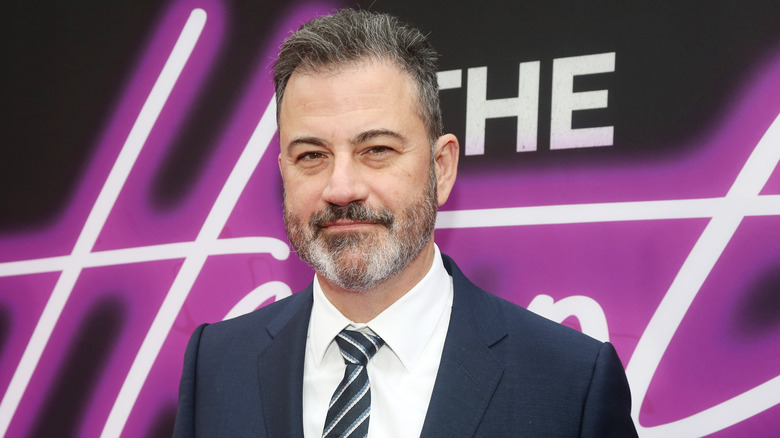 Jimmy Kimmel indossa una cravatta a righe