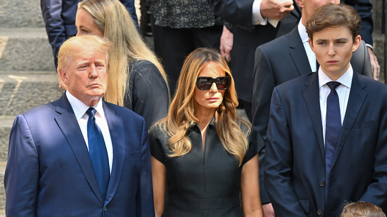 Donald, Melania e Barron Trump a un funerale