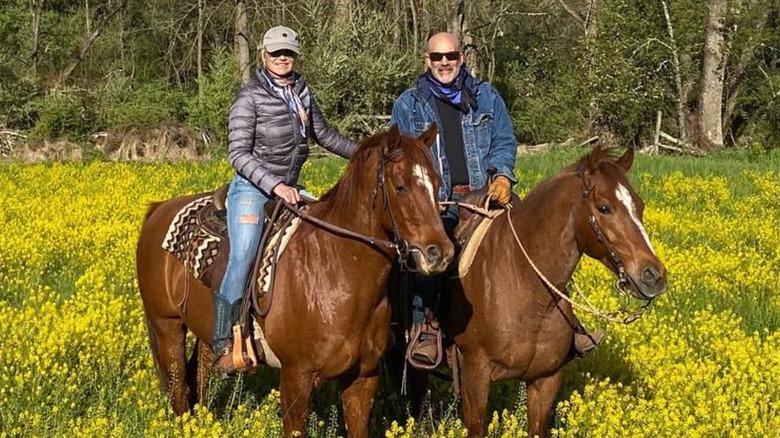 Yolanda Hadid a cavallo con Joseph Jingoli