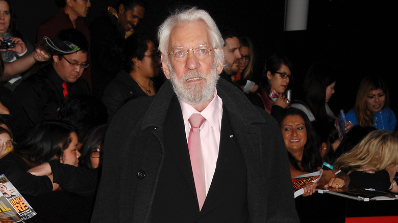 Donald Sutherland posa su un tappeto rosso