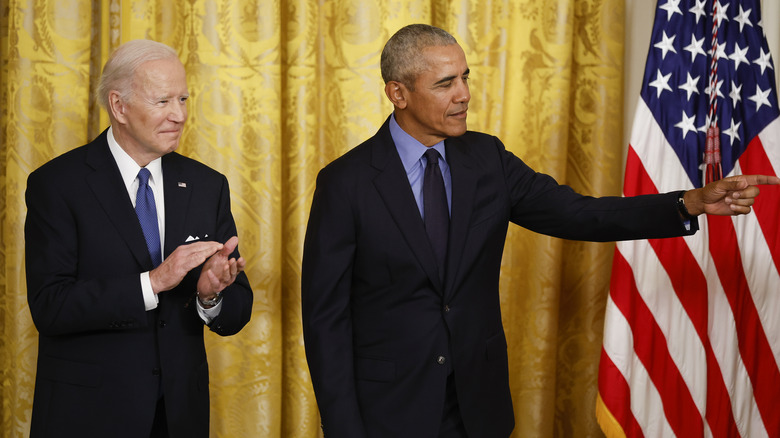 Joe Biden e Barack Obama in piedi