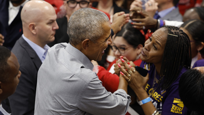 Barack Obama saluta un fan