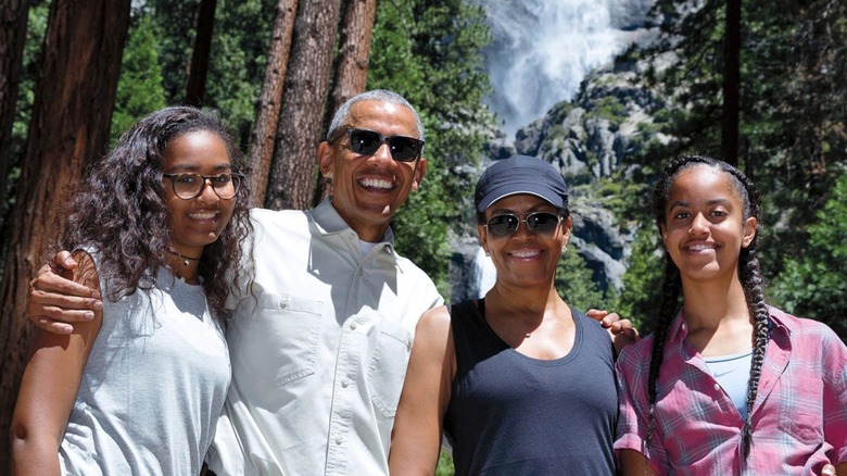 La famiglia Obama davanti alla cascata