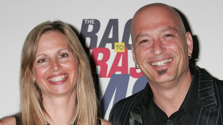 Terri Mandel sorridente con il marito Howie Mandel