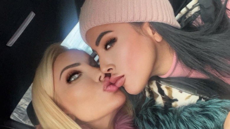 Jasmine Pineda bacia Nikki Exotika nel selfie