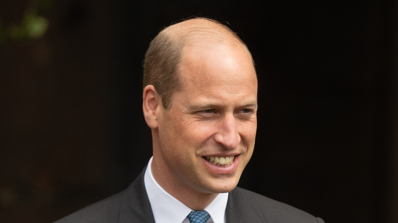 Il principe William sorride