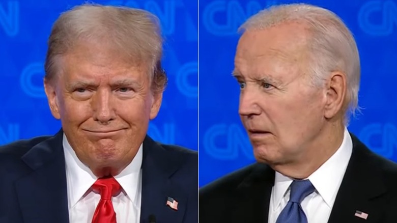 Donald Trump sorride, Joe Biden guarda di lato