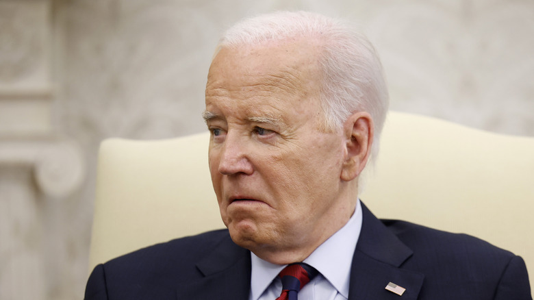 Joe Biden con la bocca all'ingiù