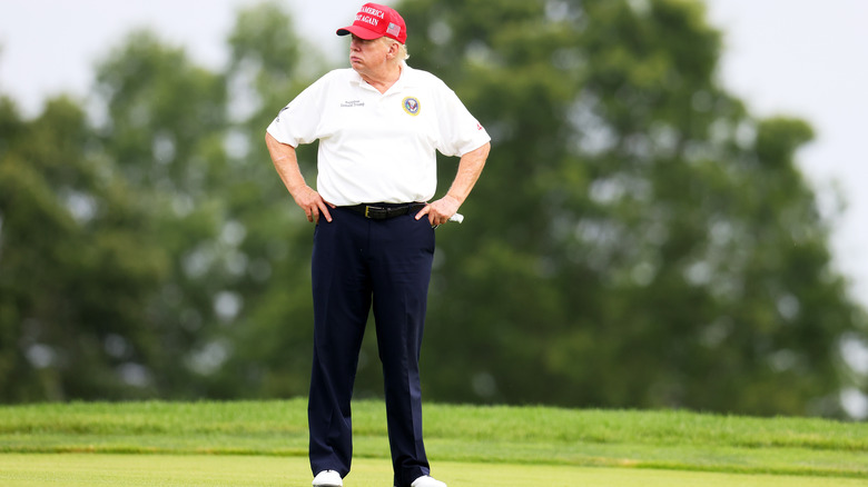 Donald Trump gioca a golf