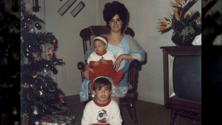 Paula Deen e i suoi figli seduti accanto all'albero di Natale