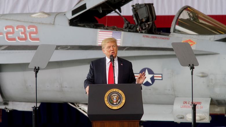 Donald Trump parla davanti al jet