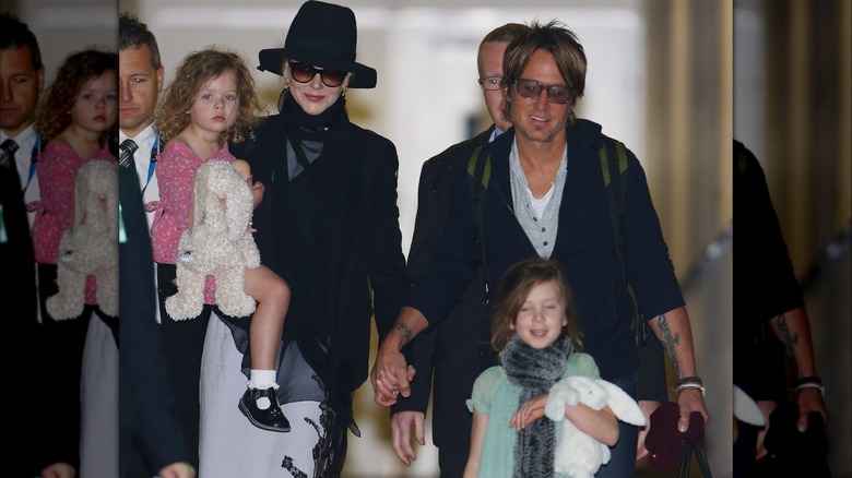 Nicole Kidman e Keith Urban si tengono per mano mentre camminano con le figlie