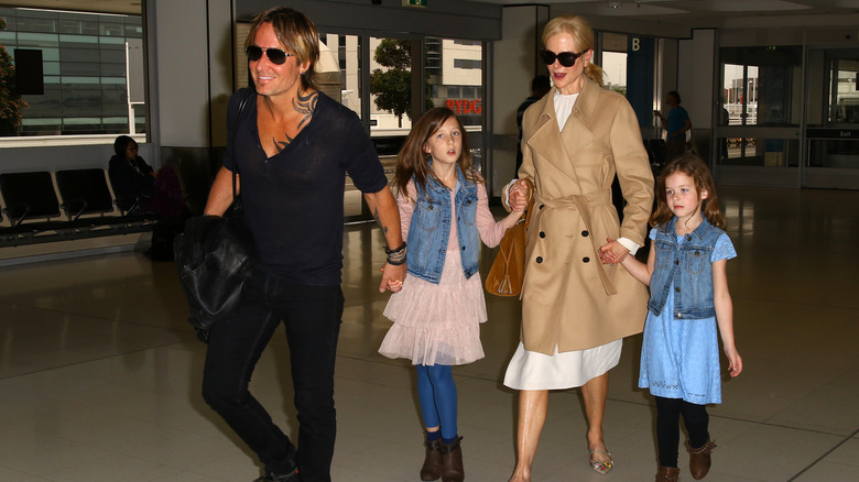 Nicole Kidman e Keith Urban tengono per mano le figlie