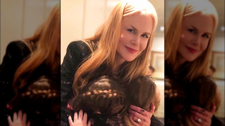 Nicole Kidman abbraccia le figlie