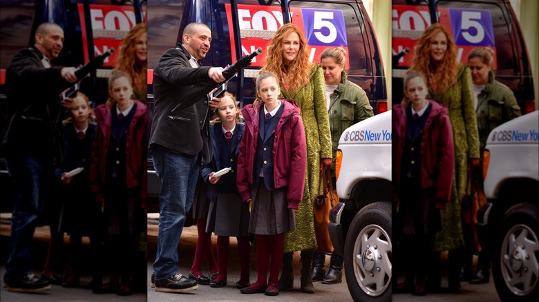 Nicole Kidman e le figlie accanto al furgone delle notizie