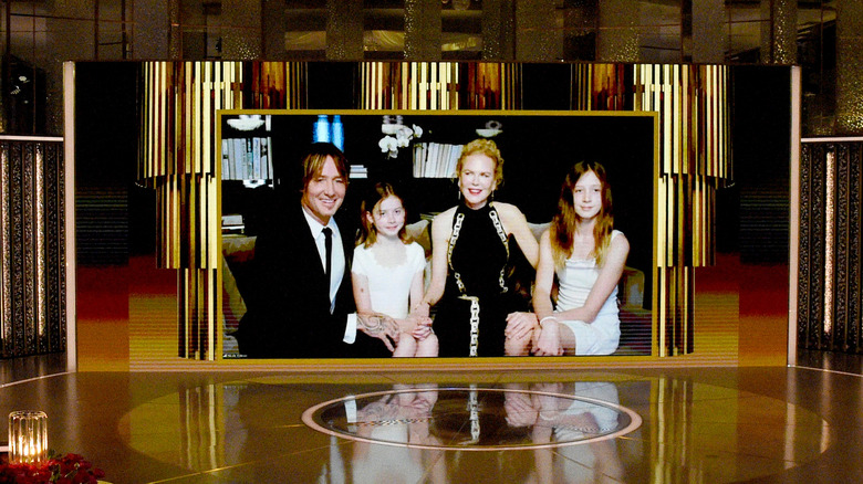 Keith Urban, Nicole Kidman e le figlie seduti sul divano