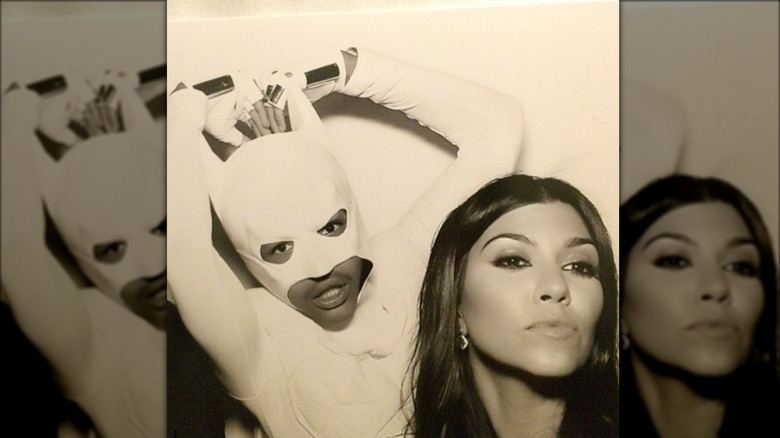 Jaden Smith vestito da Batman, posa con Kourtney Kardashian