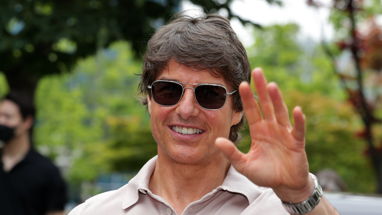 Tom Cruise occhiali da sole camicia beige