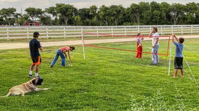 Chip Gaines gioca con i bambini