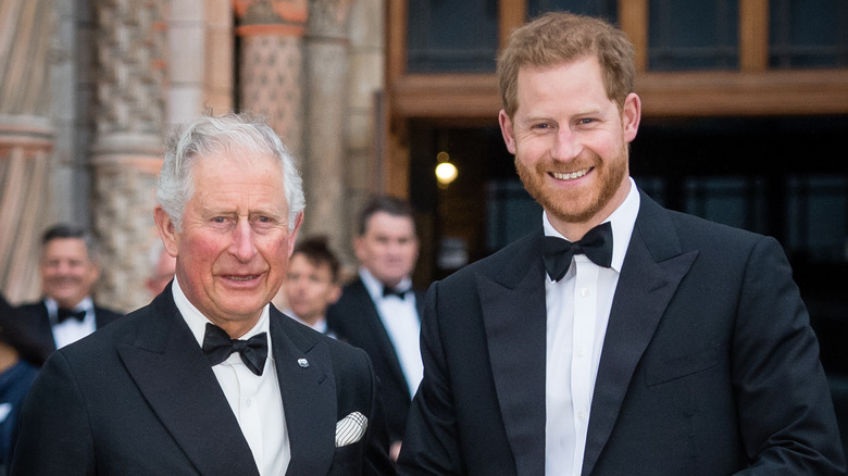 Re Carlo e il principe Harry indossano lo smoking