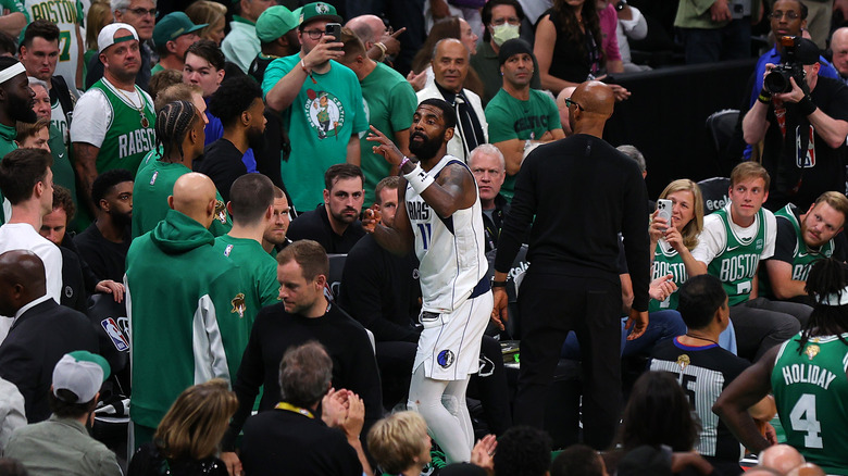 Kyrie Irving fa un gesto al fan dei Celtics