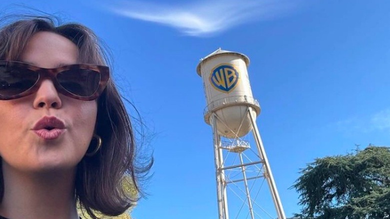 Selfie di Bailee Madison nel lotto della Warner Bros.