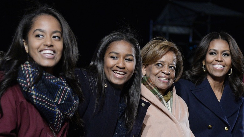 Sasha, Malia e Michelle Obama sorridono con Marian Robinson