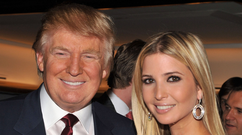 Donald e Ivanka Trump sorridono