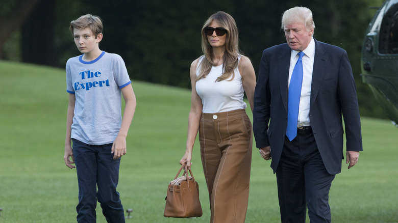 Donald, Melania e Barron Trump camminano