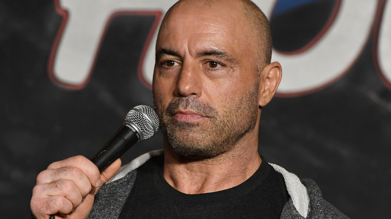 Joe Rogan indossa una maglietta nera