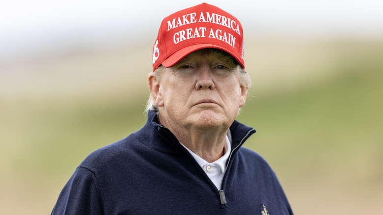 Donald Trump indossa il cappello MAGA