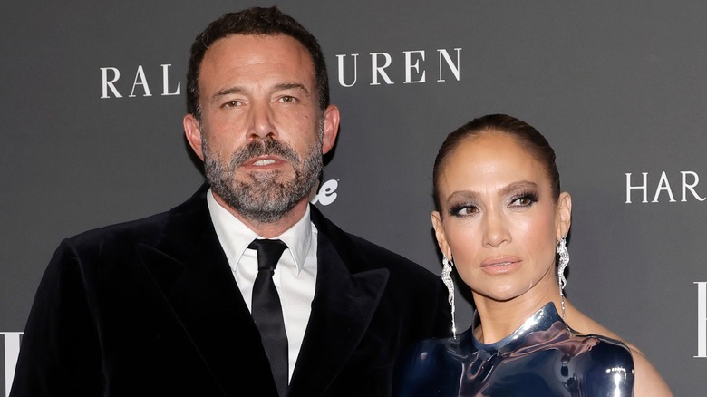 Ben Affleck, Jennifer Lopez con espressioni severe