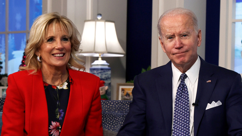 Jill e Joe Biden in posa