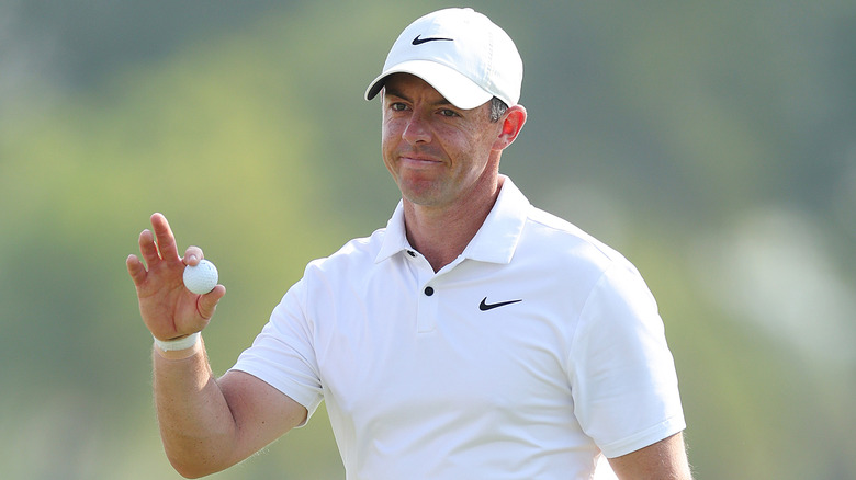 Rory McIlroy con in mano una pallina da golf