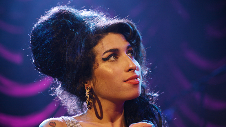 L'alveare di Amy Winehouse che fissa in alto