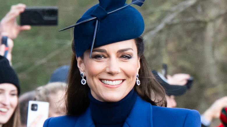Kate Middleton sorride