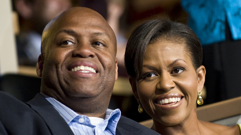 Craig Robinson e Michelle Obama sorridono