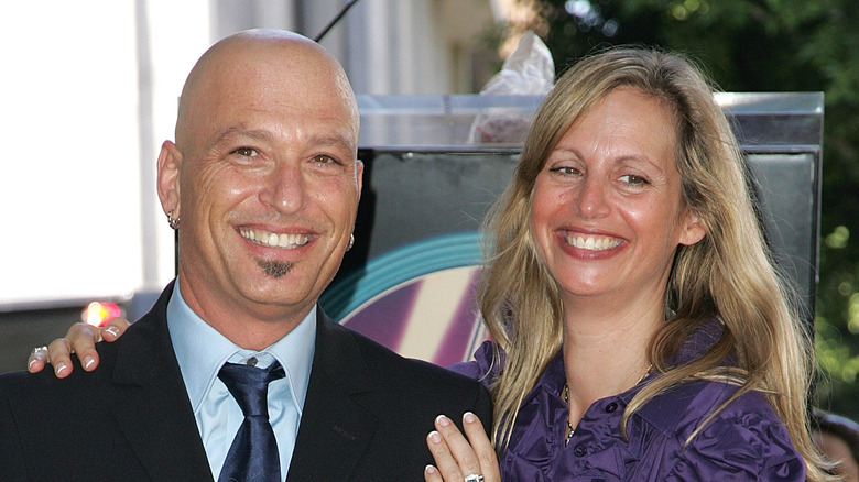 Howie Mandel e la moglie Terry sorridono