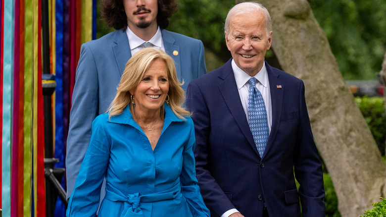 Jill e Joe Biden sorridono