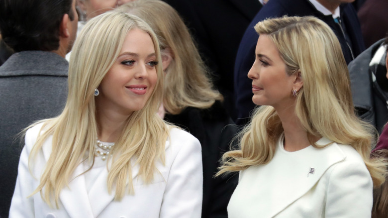 Tiffany Trump guarda Ivanka Trump