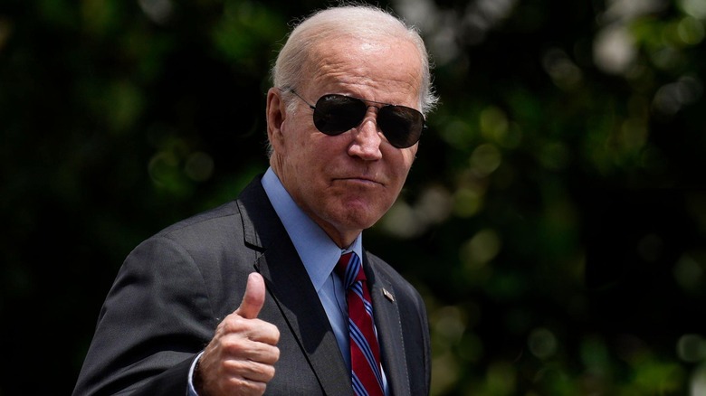 Joe Biden dà il pollice in alto