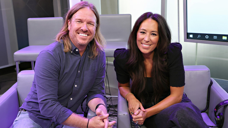 Chip e Joanna Gaines seduti sorridenti