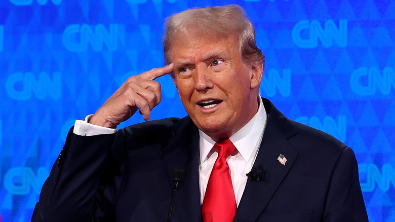 Donald Trump con il dito sulla fronte