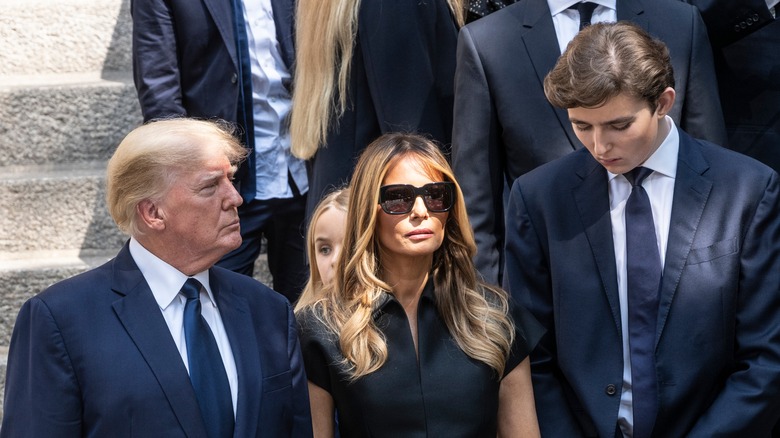 Donald, Melania e Barron Trump a un funerale