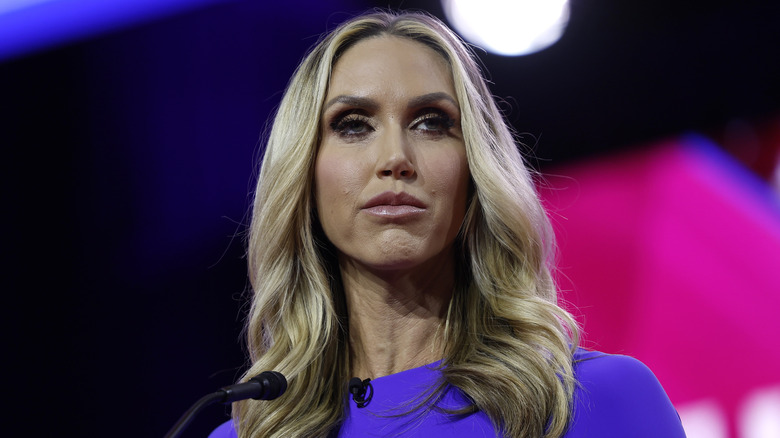 Lara Trump con espressione neutra