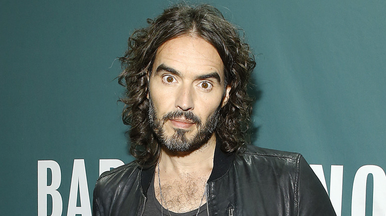 Russell Brand in posa