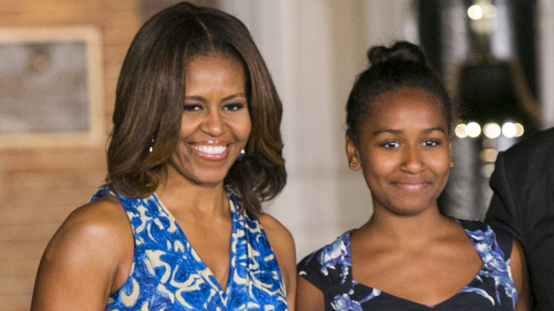 Michelle Obama Sasha Obama sorride